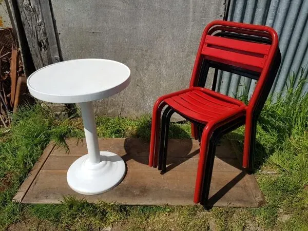 Illustration numéro 4 du produit 4 chaises tolix T2 en métal rouge et noir et table bistrot blanche vintage