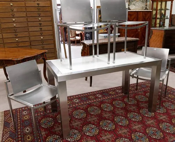 Illustration numéro 4 du produit Suite de salle à manger design en acier brossé – Table et quatre chaises