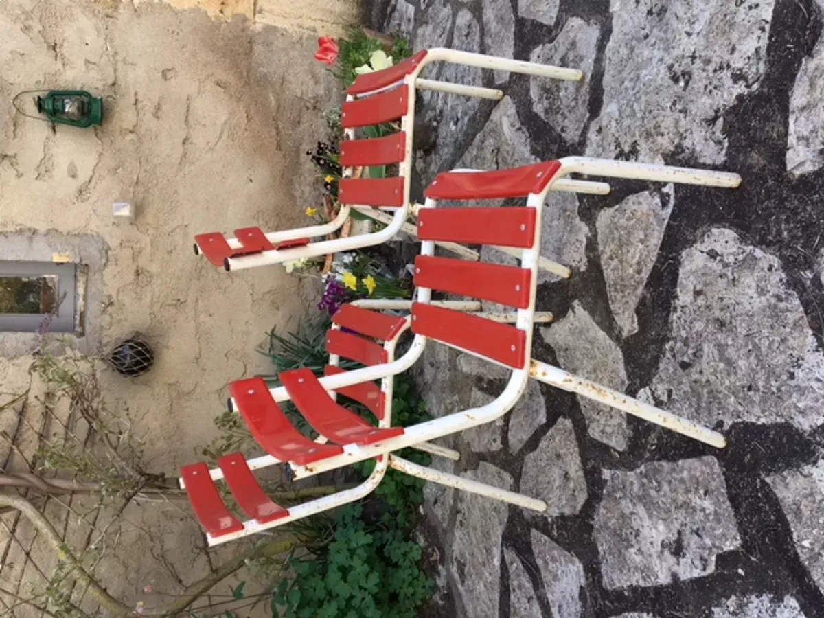 Illustration numéro 4 du produit Série de trous chaises de bistrot en tôle