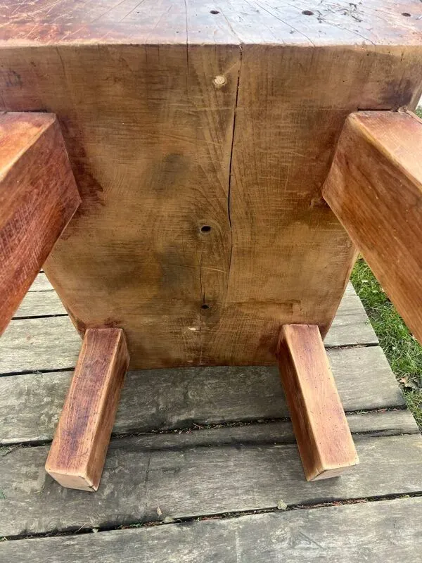 Illustration numéro 4 du produit Table basse brutaliste de métier en bois massif