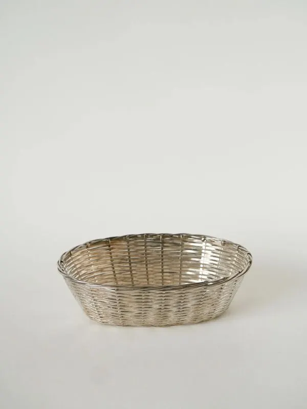 Illustration numéro 4 du produit Petite panière tressée en métal argenté, 1930