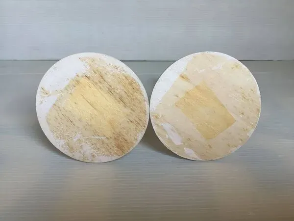 Illustration numéro 4 du produit Paire de bougeoirs en bois peint