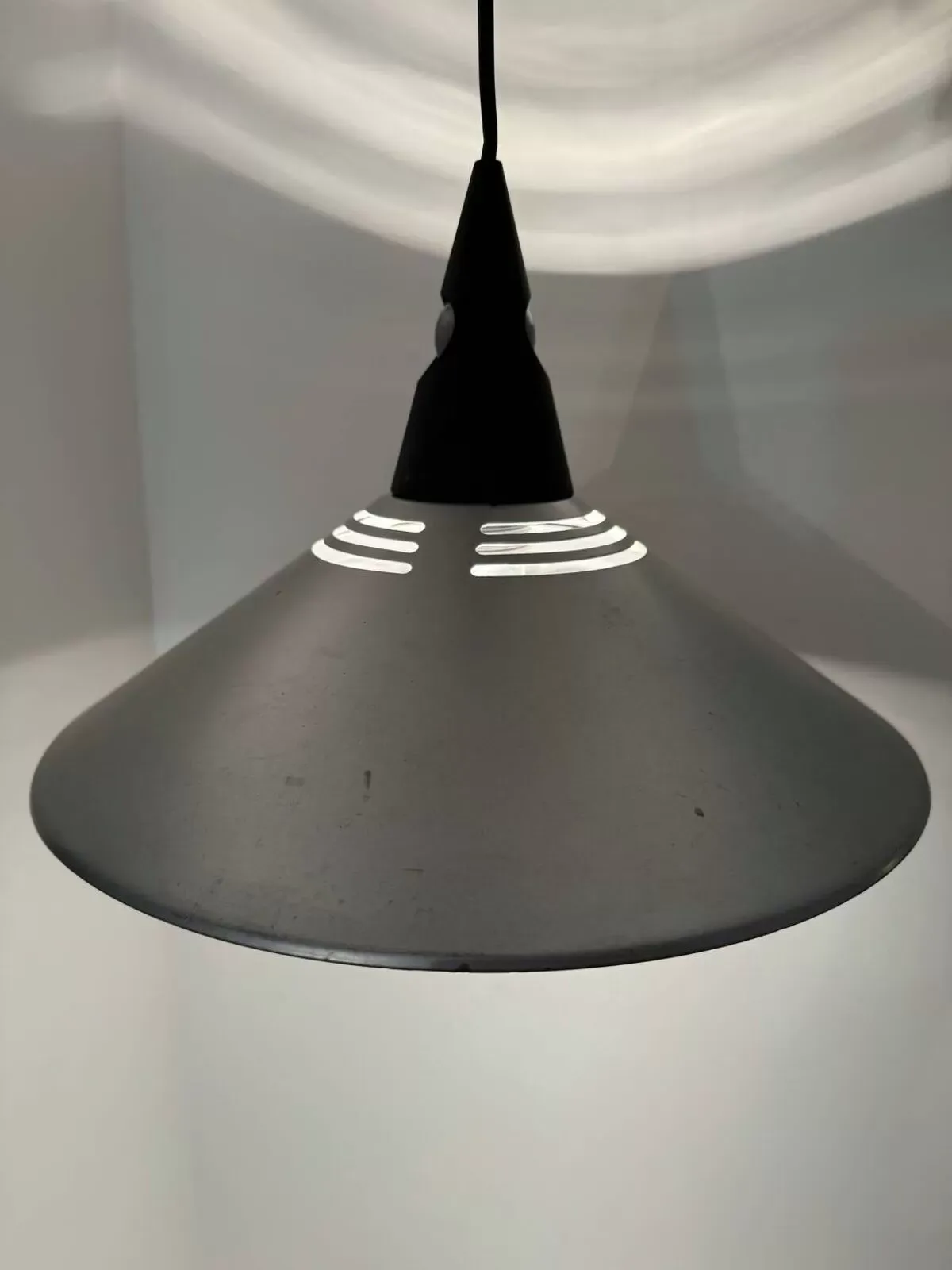 Illustration numéro 4 du produit Suspension style Memphis, années 80