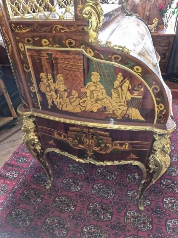 Illustration numéro 4 du produit Bureau à cylindre de style Louis XV richement marqueté