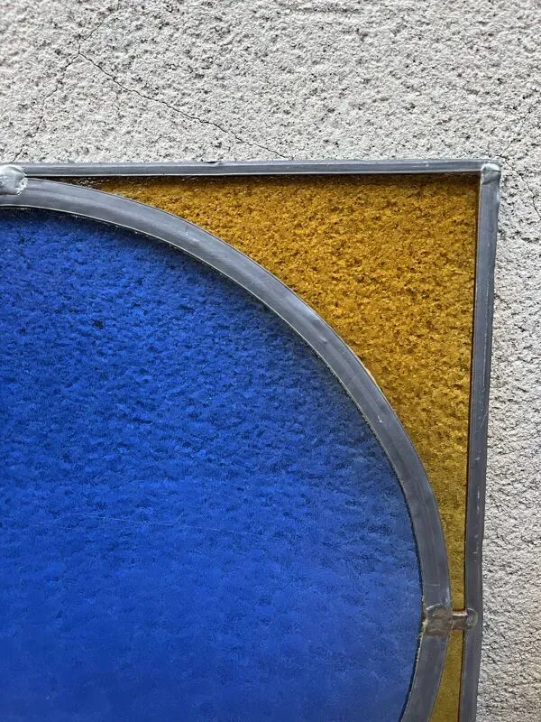 Illustration numéro 4 du produit Paire de vitraux anciens bleu et jaune