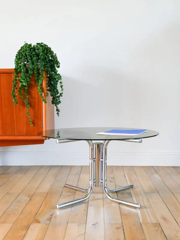 Illustration numéro 4 du produit Table basse ronde en verre fumé et chrome, piètement étoile, design, 1970