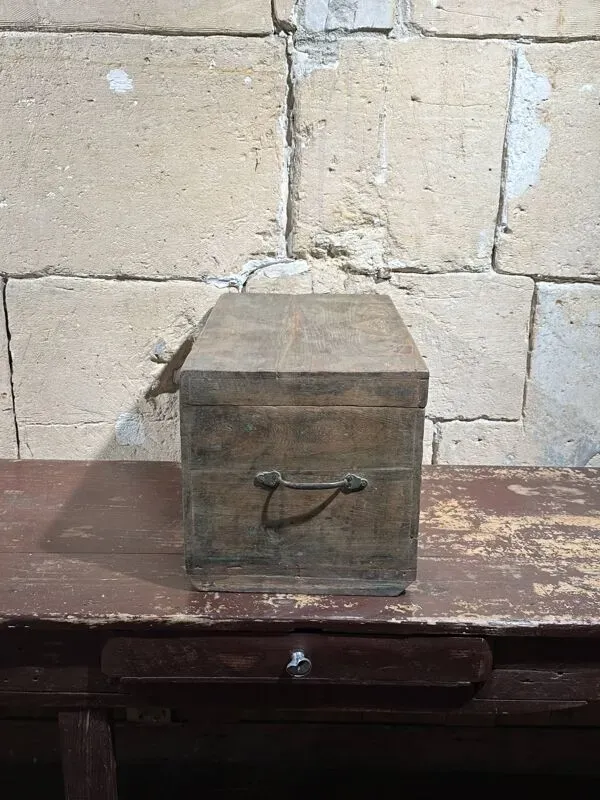 Illustration numéro 4 du produit Petit coffre indien, avec deux niveaux et plusieurs compartiments, pièce unique