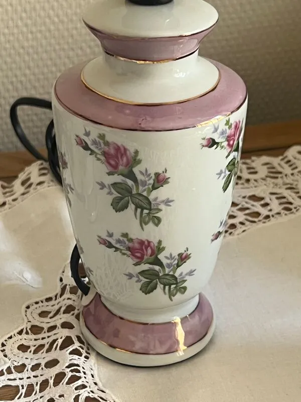 Illustration numéro 4 du produit 2 pieds de lampes vintage en porcelaine française