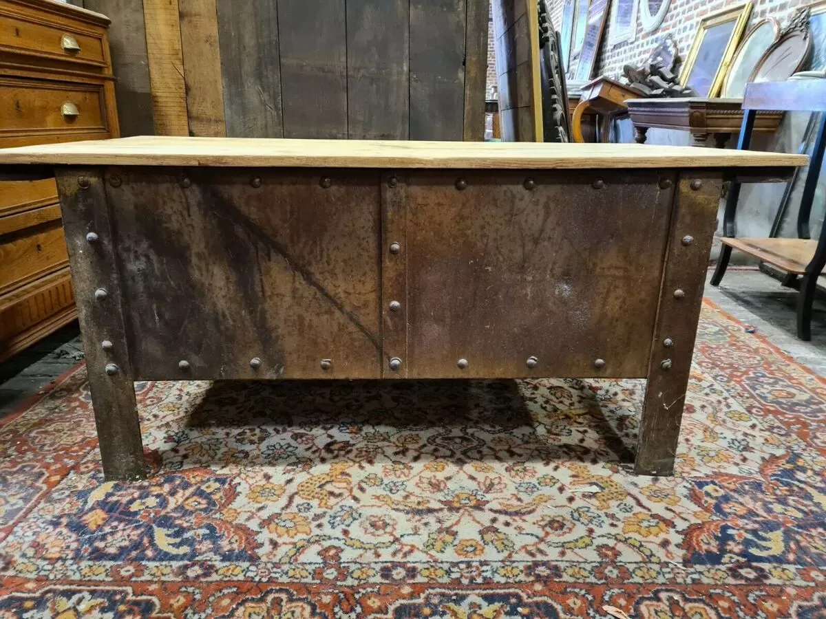 Illustration numéro 4 du produit Table de salon en fer riveté et bois