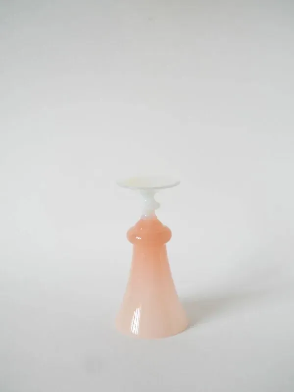 Illustration numéro 4 du produit Vase en opaline, rose à pieds blanc, 1960