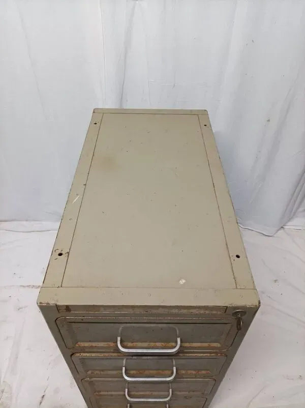 Illustration numéro 4 du produit Ancien casier métallique