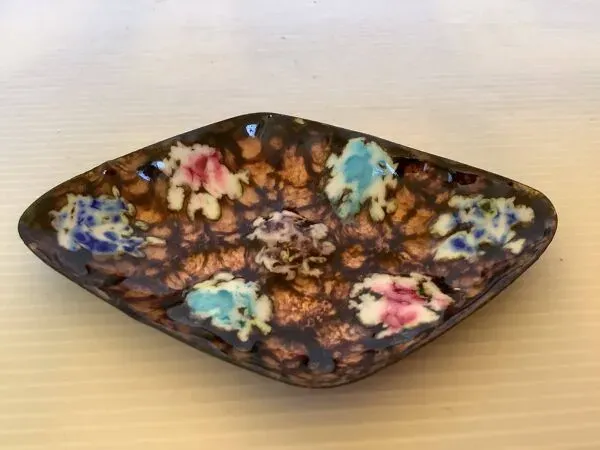 Illustration numéro 4 du produit Baguier vide poche émaux style capo esmaltes