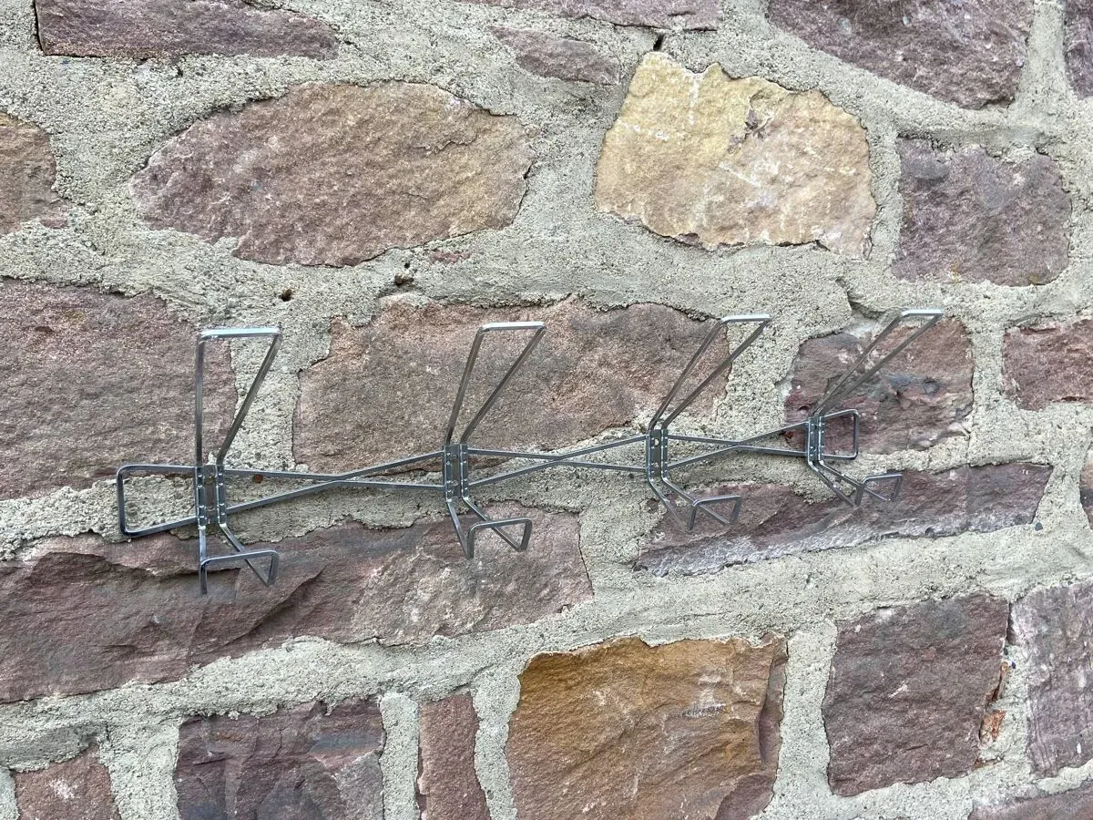 Illustration numéro 4 du produit Porte manteau mural métal iron vintage mid-century patères 1960s atelier