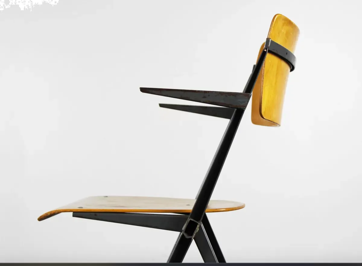 Illustration numéro 4 du produit Chaises Pyramid  vintage avec accoudoirs par Wim Rietveld