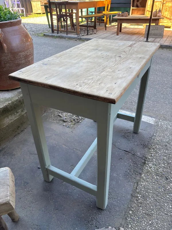 Illustration numéro 4 du produit Petite table d’école