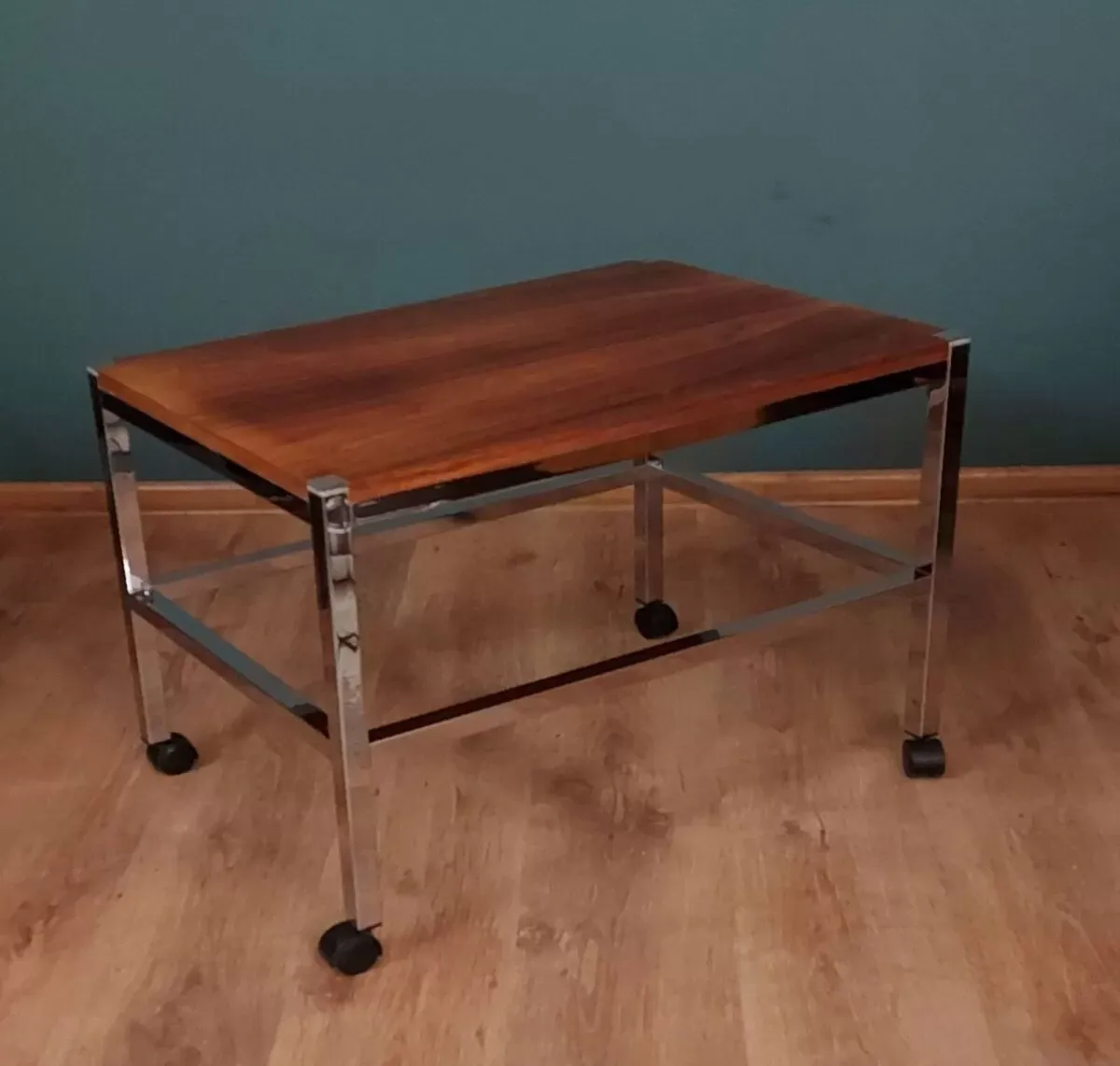 Illustration numéro 4 du produit Table mobile avec plateau en palissandre