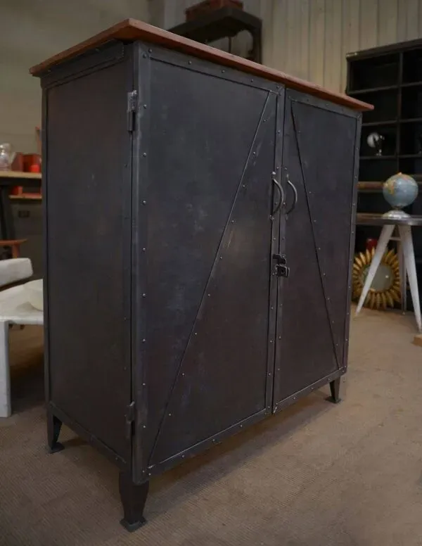 Illustration numéro 4 du produit Meuble buffet en métal riveté 1940