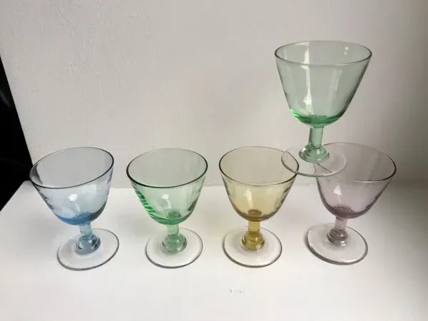 Illustration numéro 4 du produit Ensemble de 5 verres à pieds à liqueur en verre coloré années 70