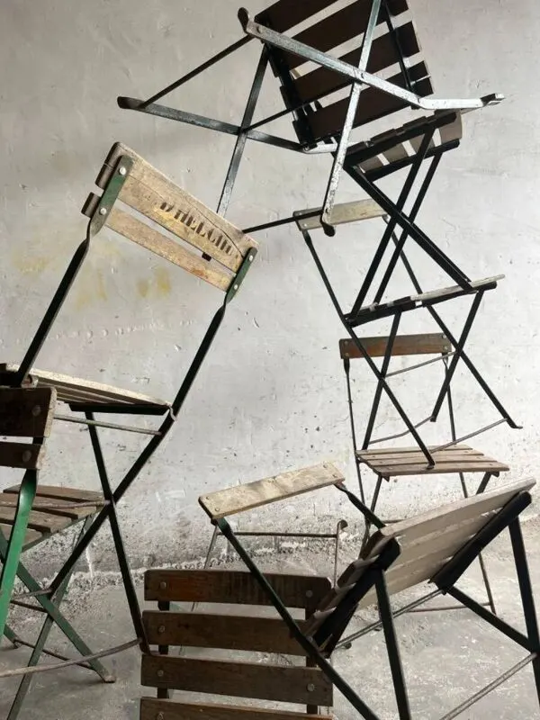 Illustration numéro 4 du produit Table de brasserie ancienne avec chaise pliante – env. 1930