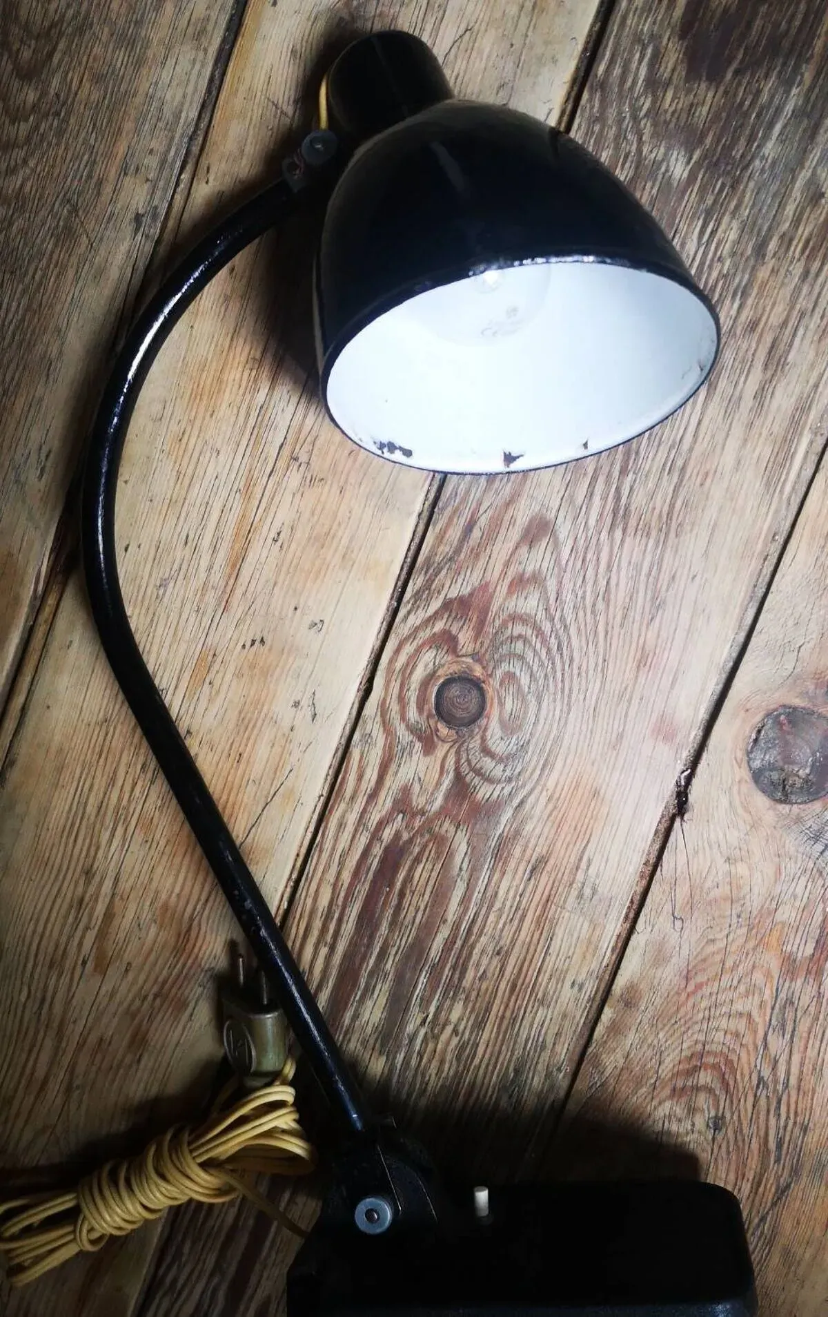 Illustration numéro 4 du produit Lampe moderniste en tôle laquée noir