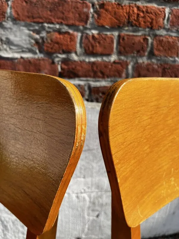 Illustration numéro 4 du produit 4 chaises bistrot vintage en bois et skaï rouge, pieds compas
