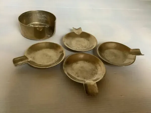 Illustration numéro 4 du produit Quatre cendriers individuels en laiton