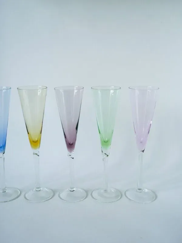 Illustration numéro 4 du produit lot de 5 flûtes à champagne en verre coloré Design 1970