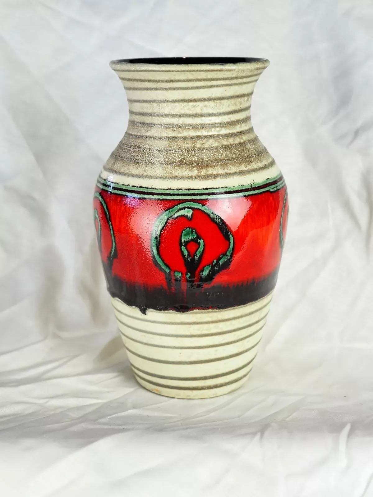 Illustration numéro 4 du produit Vase à frise à rond vert et rouge