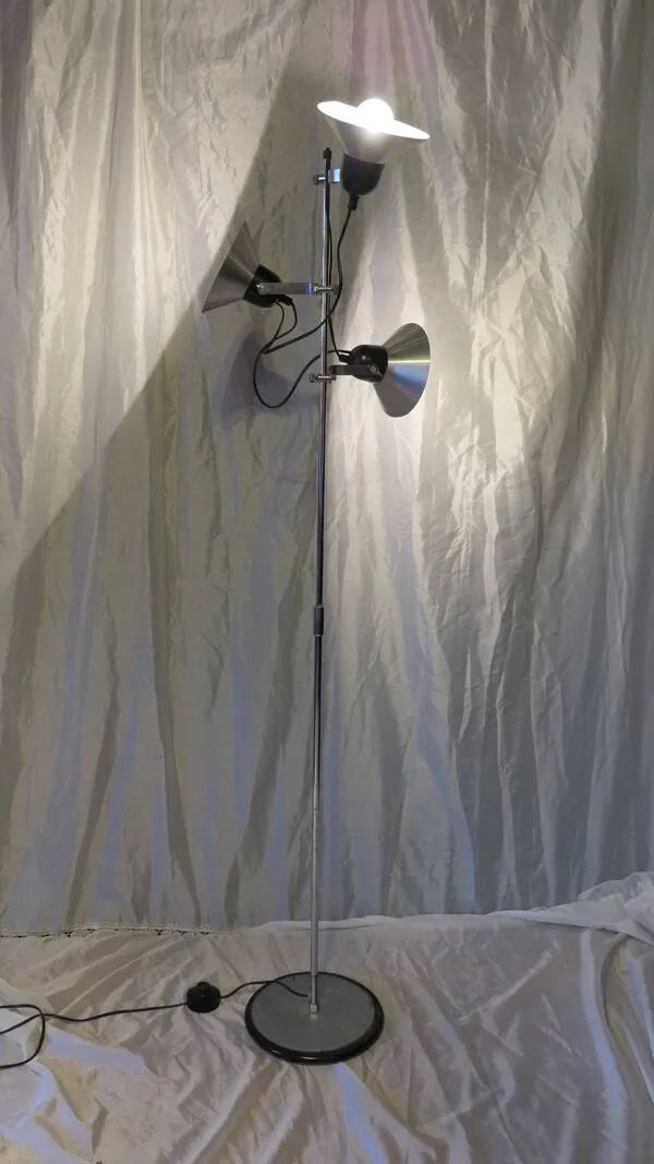 Illustration numéro 4 du produit Lampadaire chromé 3 lampes réglables