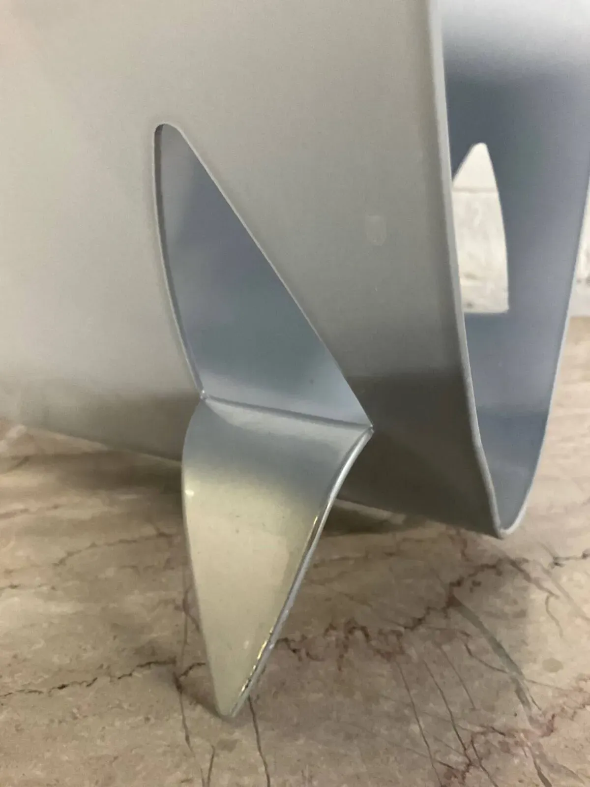 Illustration numéro 4 du produit Porte bûches design en tôle émaillée