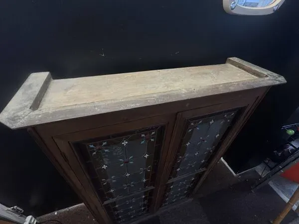 Illustration numéro 4 du produit Vitrine ancienne de presbytère – vitraux émaillés, inspiration religieuse