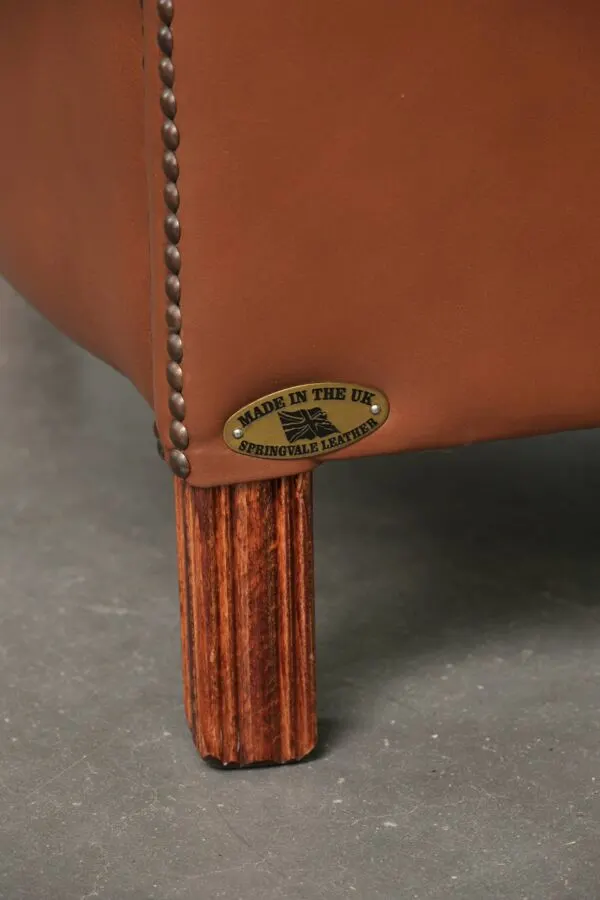 Illustration numéro 4 du produit Ensemble de 2 fauteuils club en cuir de vache en bon état dans le style anglais.