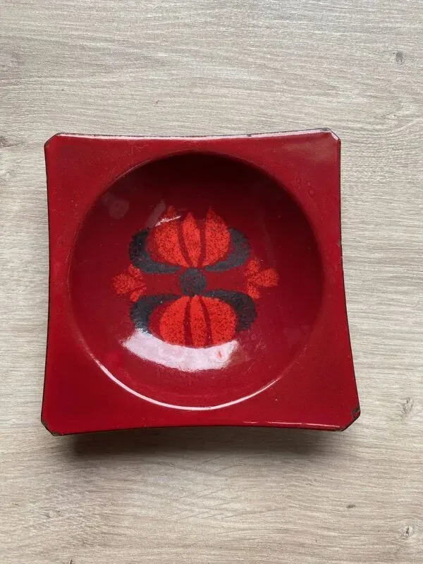 Illustration numéro 4 du produit Cendrier vintage en tole emaillee tons rouge decor floral annees 60