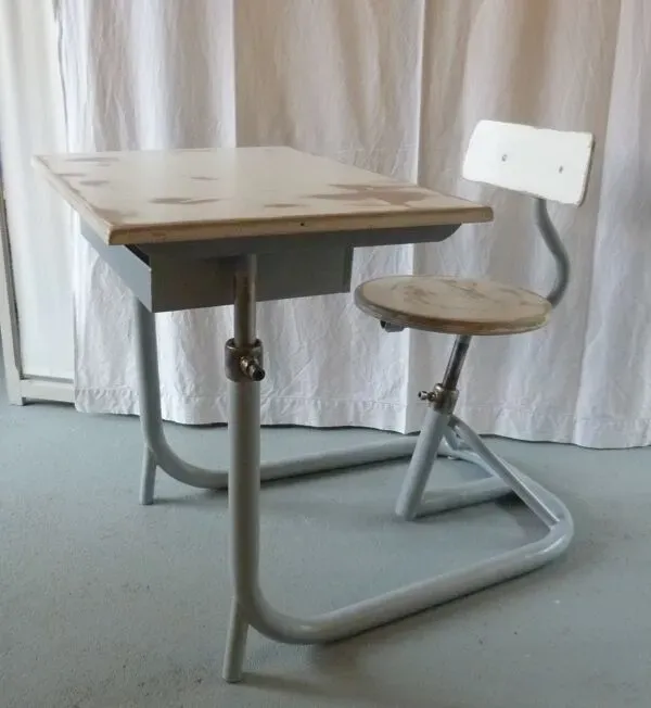 Illustration numéro 4 du produit Bureau d'écolier réglable