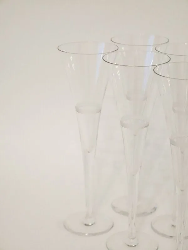Illustration numéro 4 du produit Ensemble de 6 flûtes à champagne en cristal gravé, Fait Main, 1960