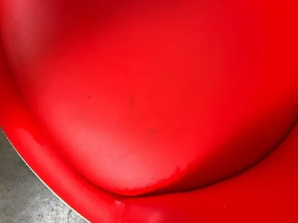 Illustration numéro 4 du produit Chaise coque vintage blanc et rouge / fauteuil lounge / chaise de bureau