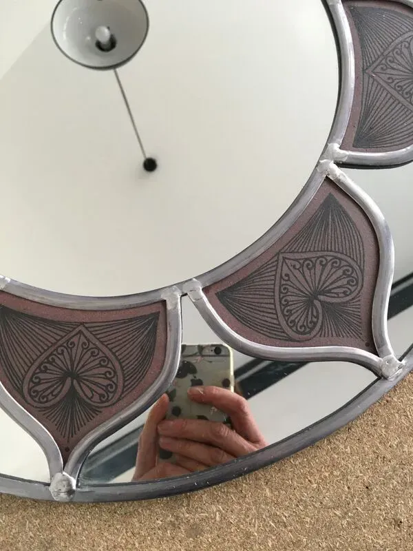 Illustration numéro 4 du produit Miroir soleil vitrail et inclusions céramique