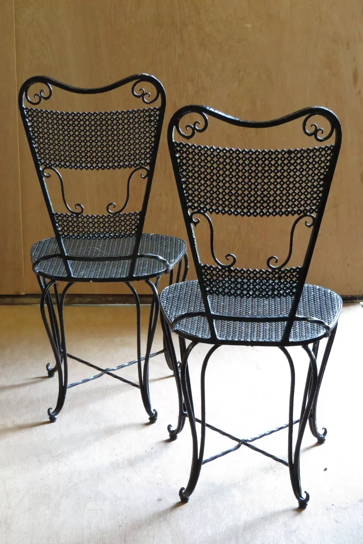 Illustration numéro 4 du produit Paire de chaises de jardin en fer forgé laquées noir