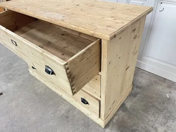 Illustration numéro 4 du produit Commode en sapin 1940 à porte-étiquettes