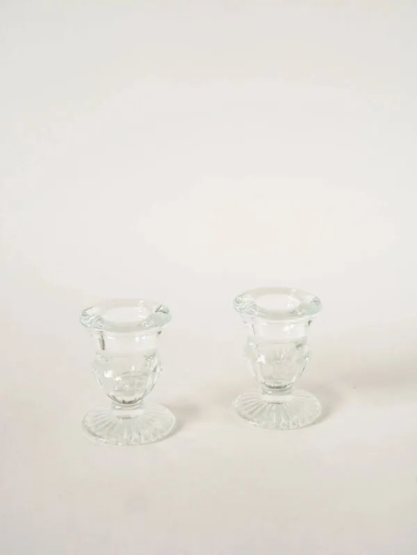 Illustration numéro 4 du produit Paire de petits bougeoirs en verre moulé, 1950