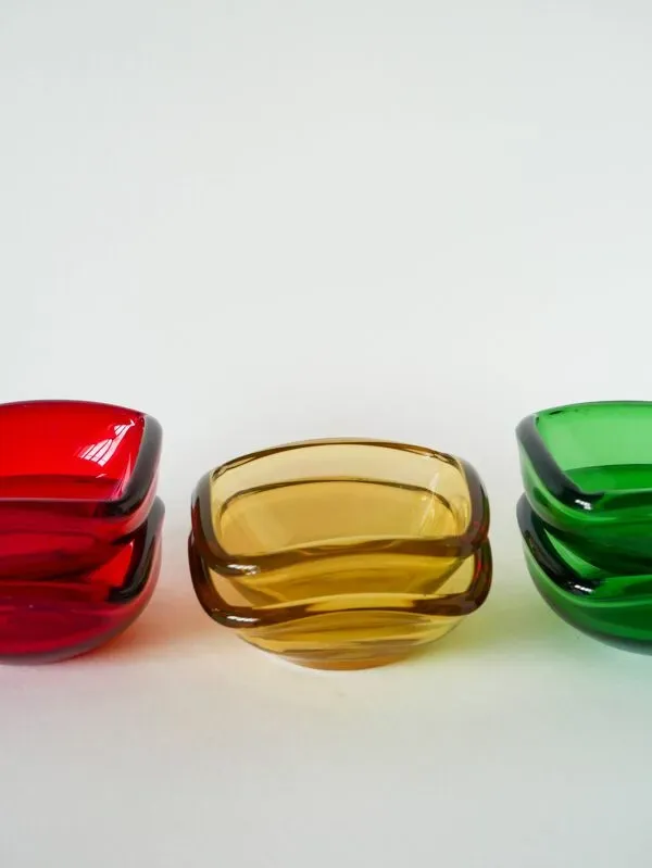 Illustration numéro 4 du produit Superbe paire de vide-poches en verre coloré bordeaux, dans le goût de Murano, 1970. En excellent ét