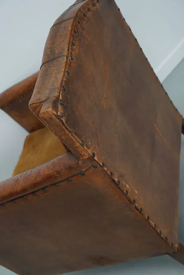 Illustration numéro 4 du produit Fauteuil club en cuir cognac à dossier boutonné