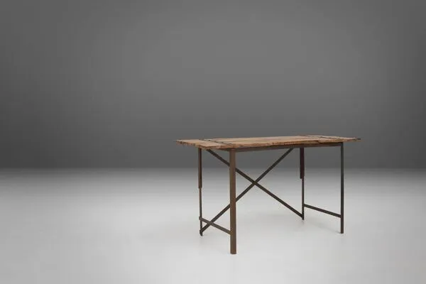Illustration numéro 4 du produit Table d'appoint industrielle avec cadre en métal et plateau en bois et plateforme amovible.