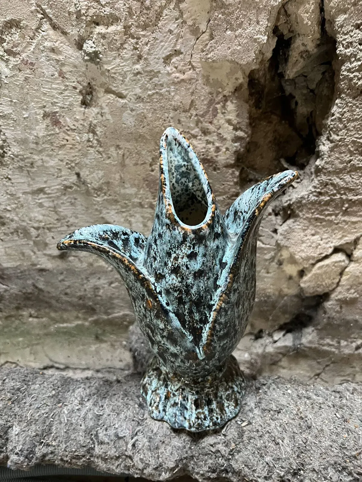 Illustration numéro 4 du produit Vase tulipe vintage en céramique émaillée bleu-vert, forme florale stylisée