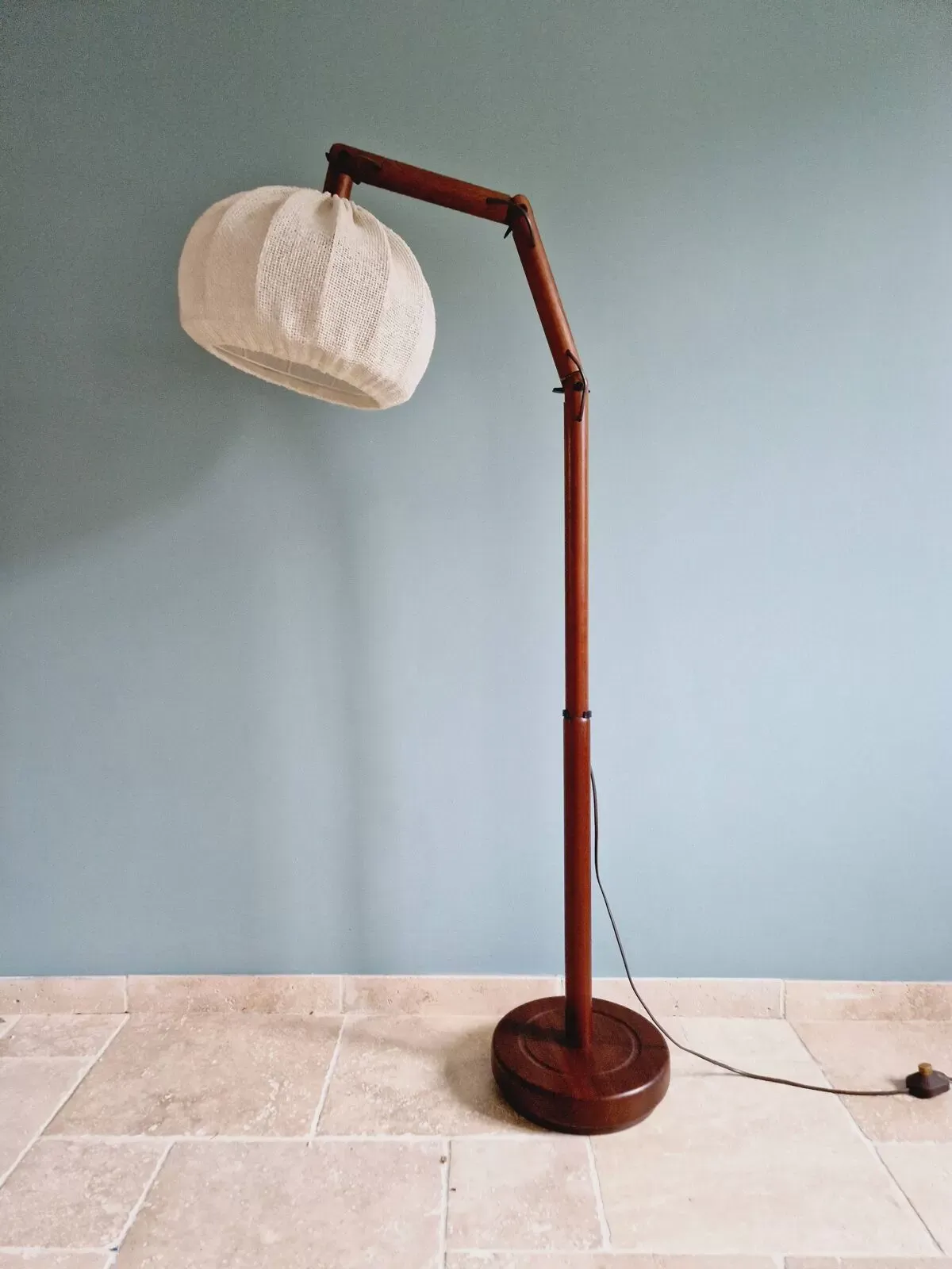 Illustration numéro 4 du produit Lampadaire scandinave en teck, années 70