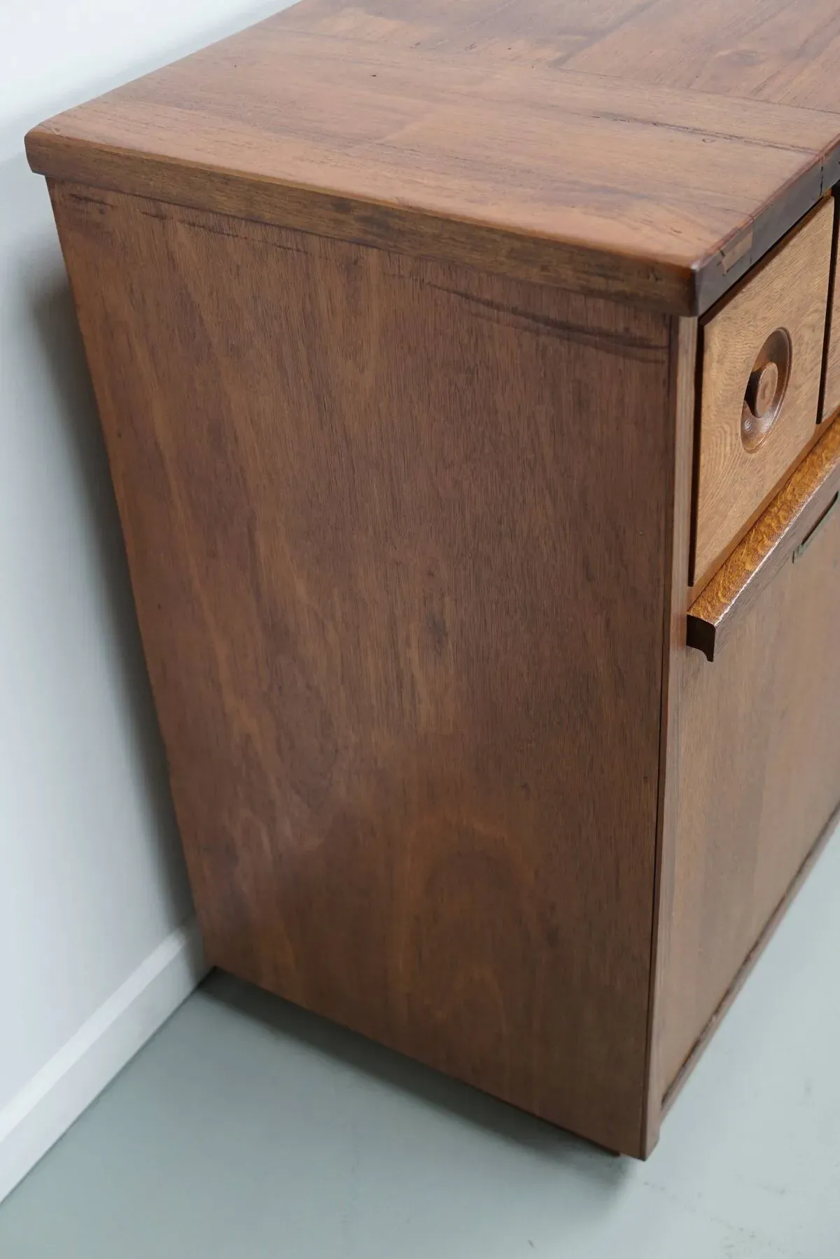 Illustration numéro 4 du produit Armoire d'apothicaire/boulangerie industrielle hollandaise en chêne, vers les années 1950