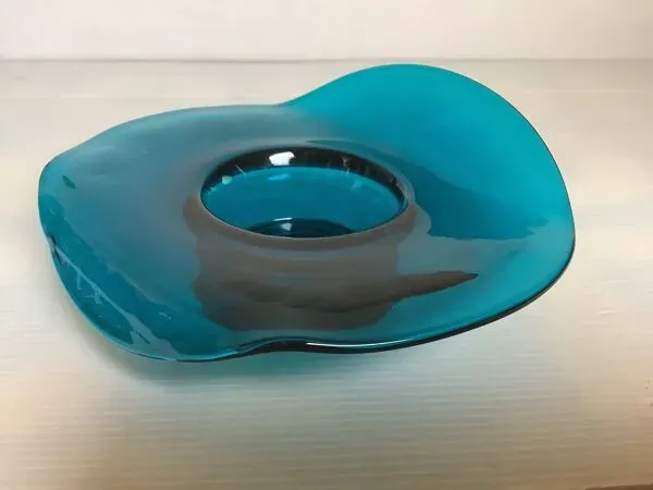 Illustration numéro 4 du produit Bougeoir tordu en verre bleu