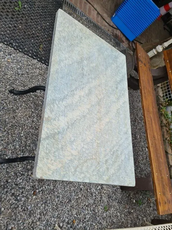 Illustration numéro 4 du produit Table de café en fonte et dessus marbre