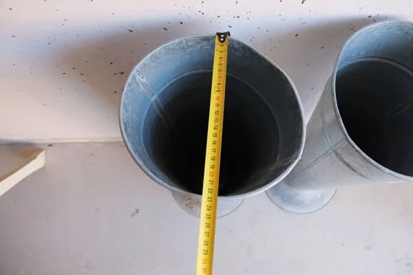 Illustration numéro 4 du produit Paire de grands vases de fleuriste en zinc