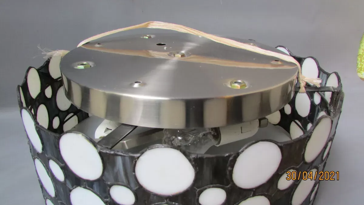 Illustration numéro 4 du produit Suspension vitrail  noir et blanc